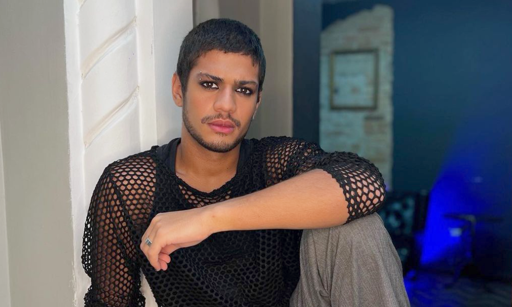 Gabriel Santana ironiza fiscais de bissexualidade: 'Prometo me esforçar mais'